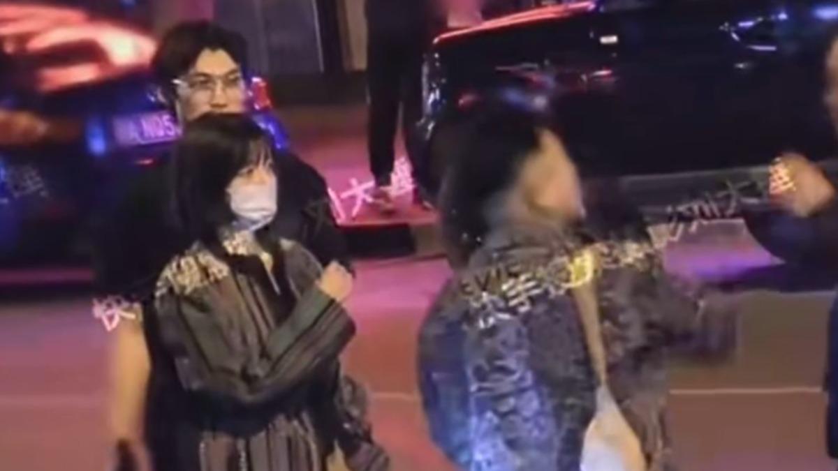 李溪芮、男友張騰和朋友街頭爆發衝突。(圖/翻攝自微博「娛樂有飯」)