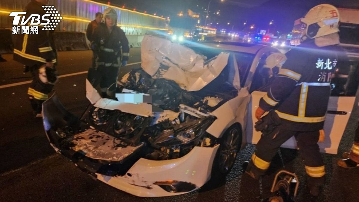 國道一號凌晨車禍!轎車插入貨車尾 車頭削扁畫面曝