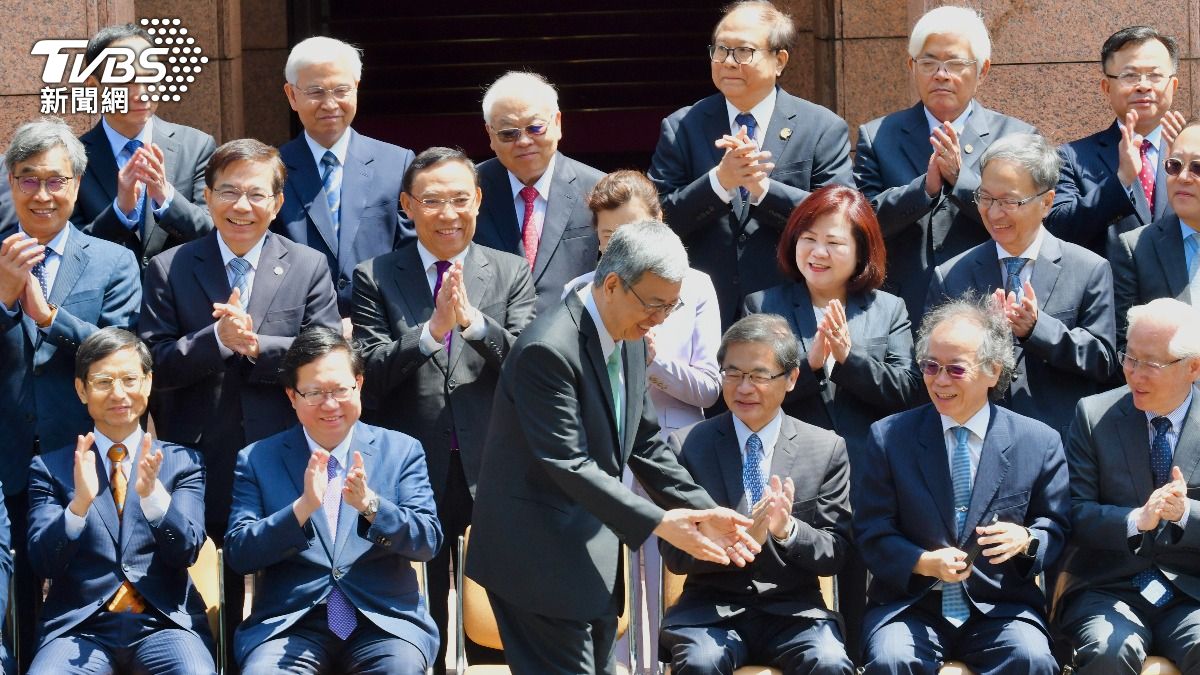 開完最後一次院會!陳建仁率內閣總辭 笑容滿面歡樂拍畢業照