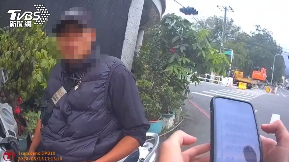 好糗!花蓮男炫技「站騎機車獨輪秀」 開心炫技秒被警追攔