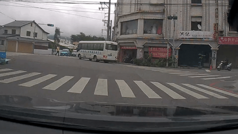花蓮竊盜男站著騎車炫技。（圖／TVBS）