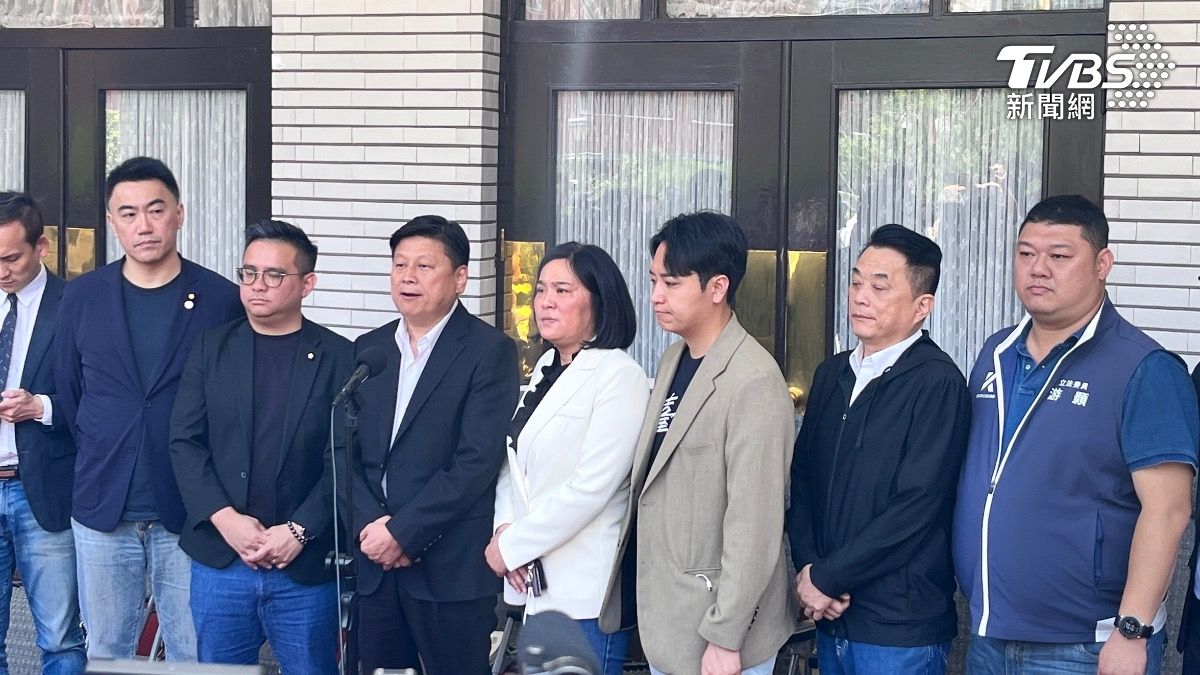 國民黨立委們在議場前排班，打算在明天清晨送案。（圖／黃韋銓攝）