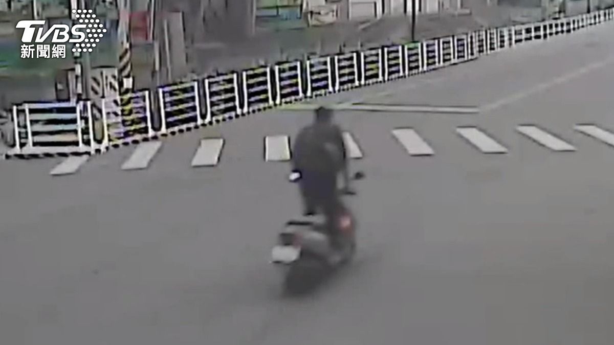 花蓮竊盜男站著騎車炫技。（圖／TVBS）