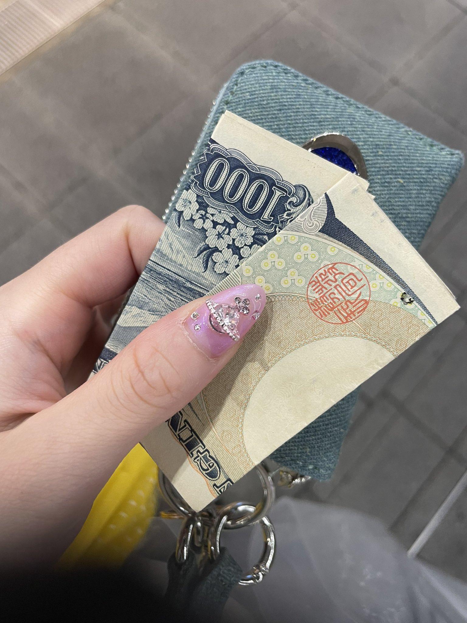 由於收入都給父母管理,西元梅莎5月只剩日幣2000元能花用。(圖/翻攝自日網)