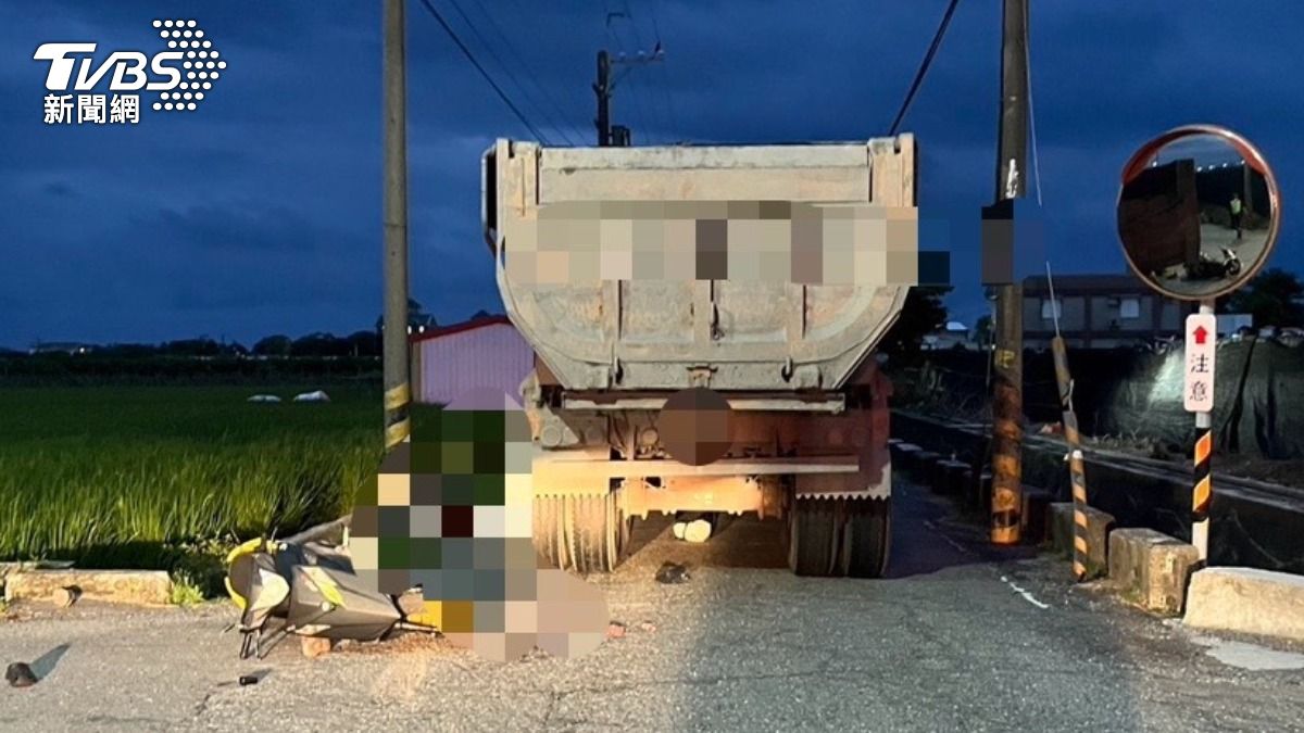 台東男騎士急煞「後座妻子噴飛」 慘遭砂石車輾過死亡