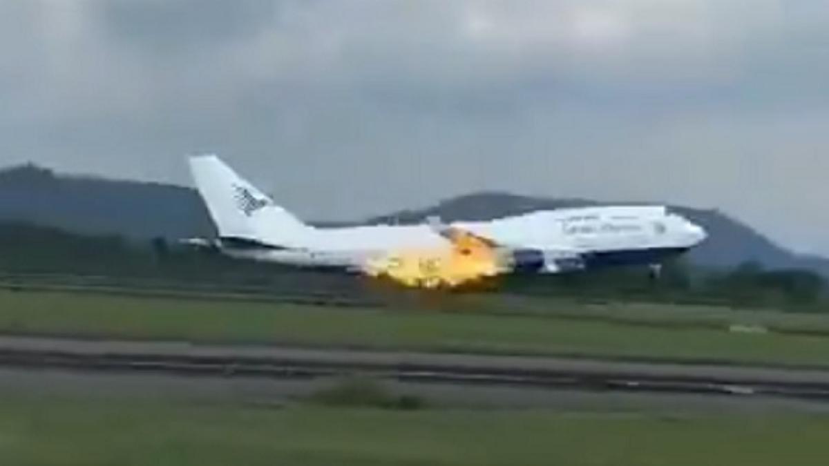 才剛離地…印尼客機「引擎噴火」急掉頭 機上468人全嚇壞