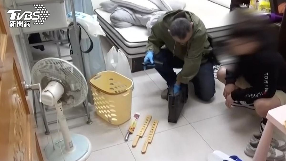 警方在共犯家中查獲刀械。(圖/TVBS)