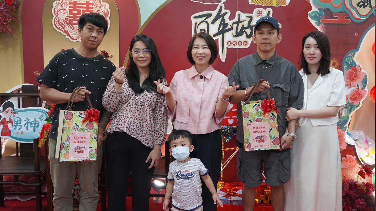 520就是要結婚！屏東戶政送「行李箱等好禮」盼突破200對新人
