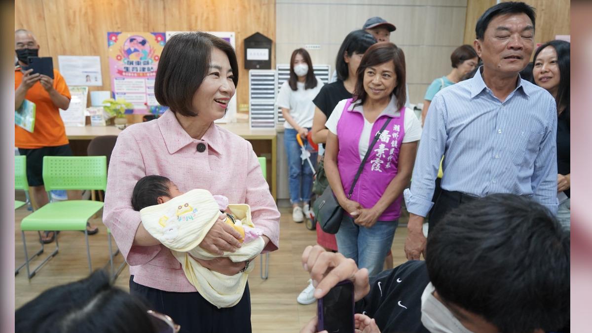 520登記結婚，屏東戶政送行李箱等好禮。 圖／屏東縣政府提供