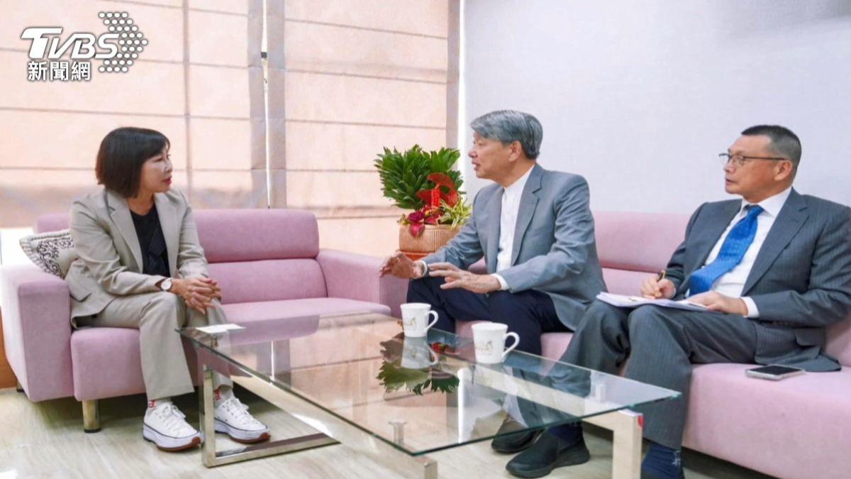 準經長郭智輝稱「核能是乾淨能源」 王美花幫解釋:核能非綠電