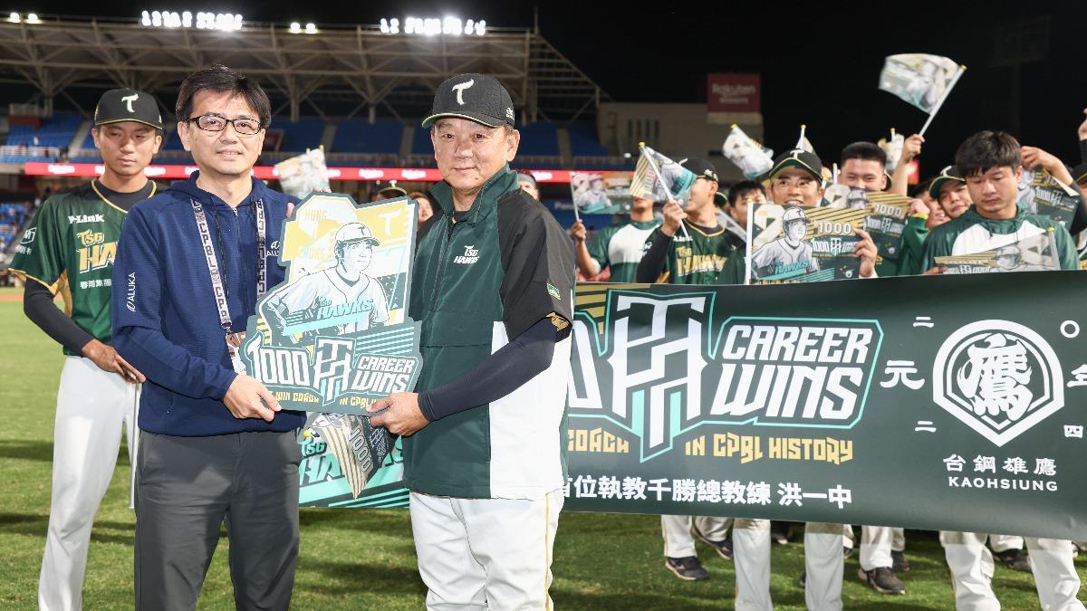 中職史上首位千勝教頭洪一中。(圖/台鋼雄鷹提供)