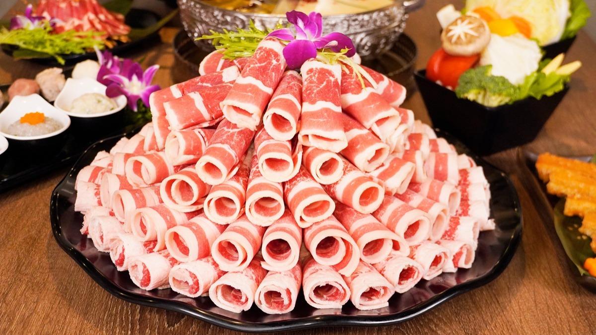 「問鼎」推出「謝師宴優惠」活動,老師幾歲就送幾片肉。(圖/馬辣集團提供)