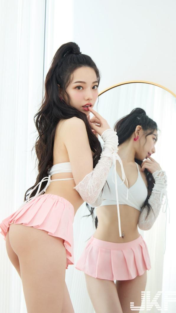 啾啾拍封面辣露蜜臀。(圖/JKF提供)