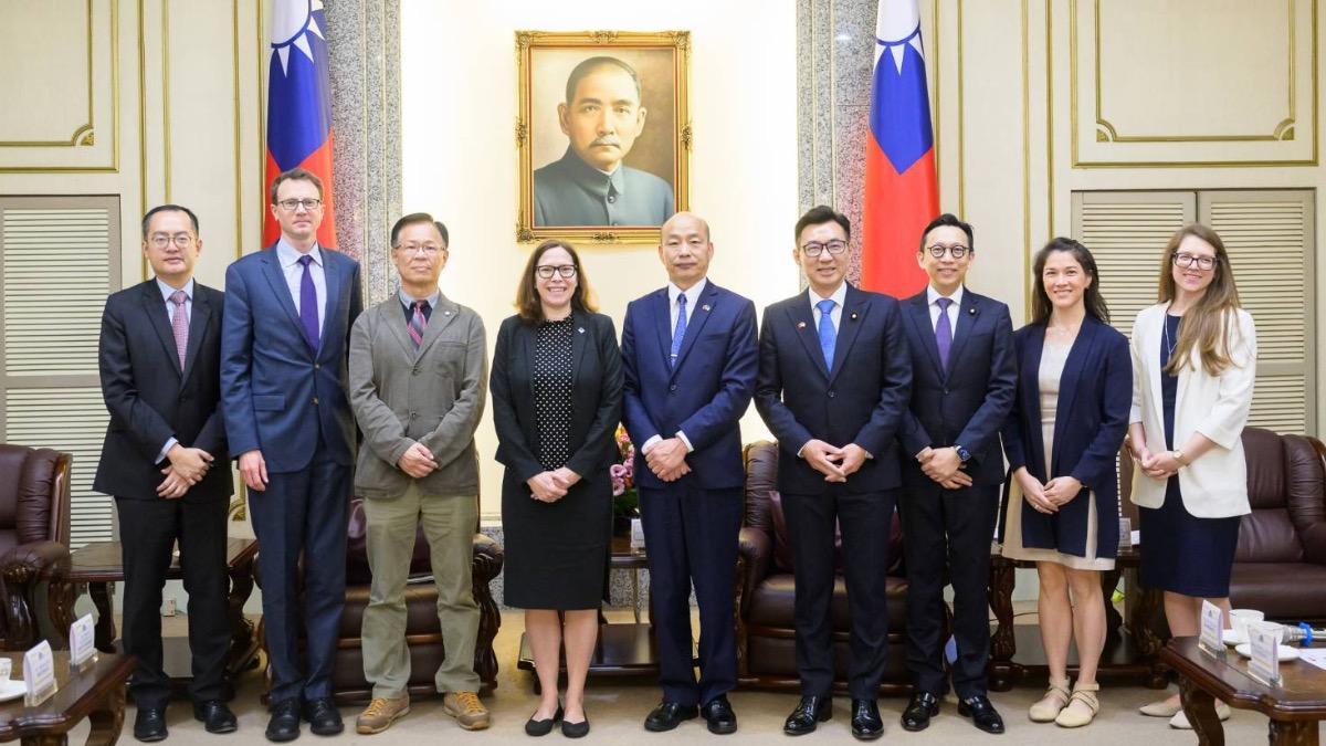 立法正副院長韓國瑜、江啟臣今年4月曾接見AIT主席羅森伯格一行人。(圖/翻攝立法院官網)