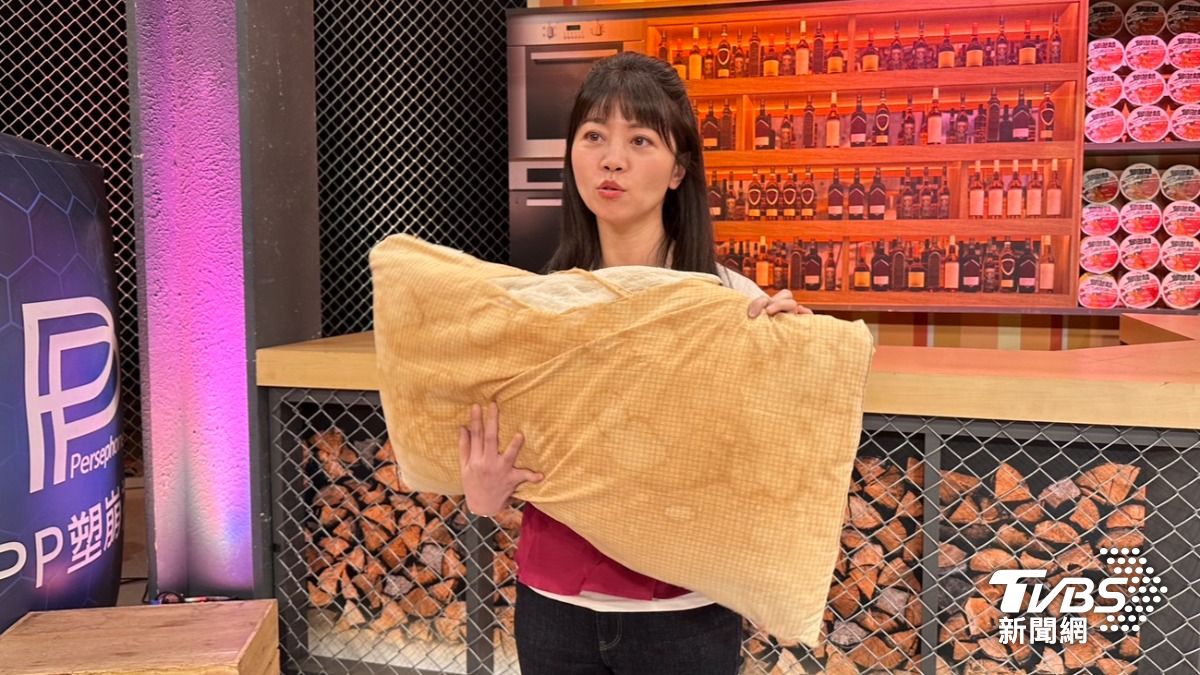高嘉瑜開放記者試聞枕頭香氣。(圖/黃盈容攝)
