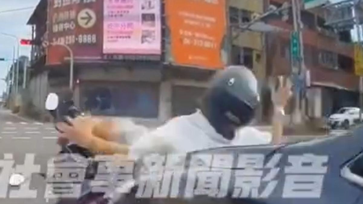 後車誤踩油門!騎士伯遭撞「躺引擎蓋飄移」 爆氣鐵拳捶車窗