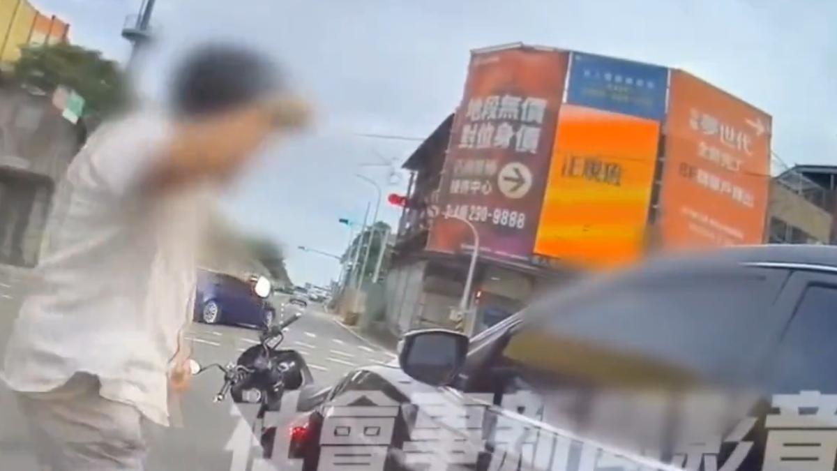 老伯誤以為是黑車追撞，暴怒舉拳捶窗。（圖／翻攝自社會事新聞影音）