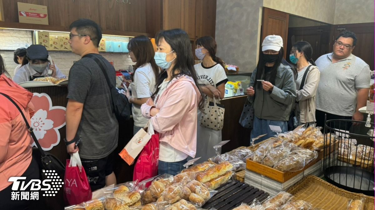 蛋塔必須憑號碼牌購買無法提早預訂。(圖/林雅婷攝)