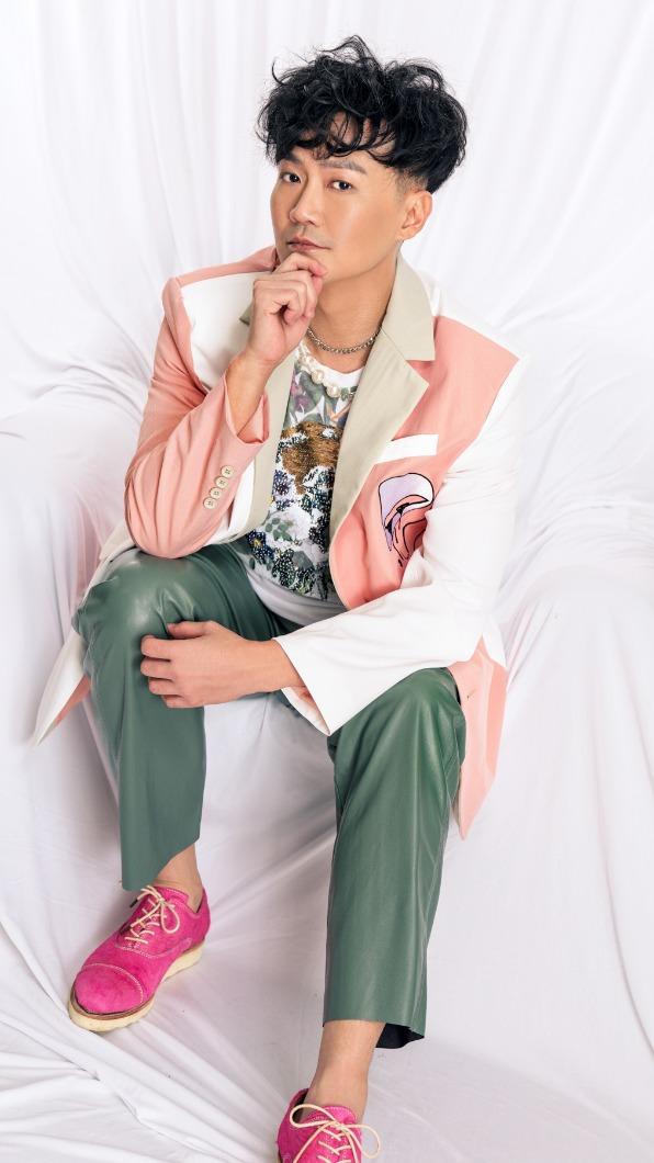 金曲入圍名單揭曉當下,林俊逸正在外頭喝咖啡,被突如其來的喜訊嚇到暴哭。(圖/媒體棧提供)