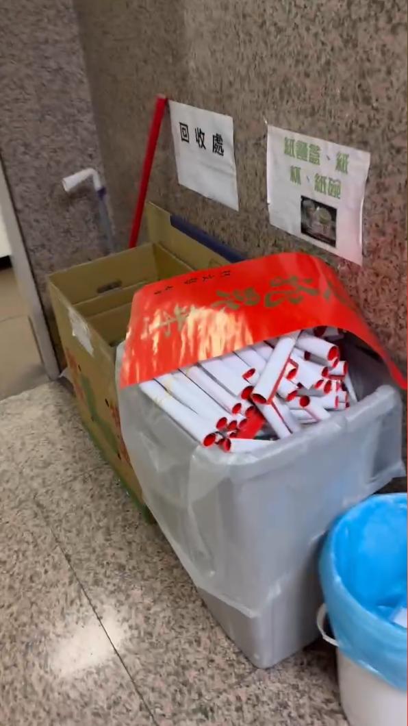 民眾黨立委黃珊珊立法院研究室外的垃圾回收區,竟出現大量的柯文哲春聯。(圖/讀者提供)