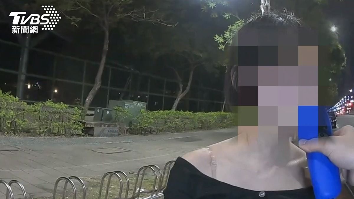 女大生因違規右轉被警方攔查,坦承自己因失戀喝了很多酒,為了省錢遂酒駕上路。(圖/TVBS)