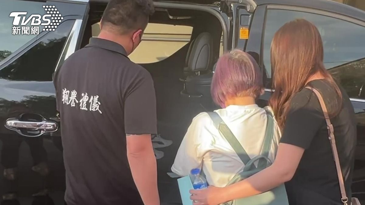 小姊弟的乾媽在殯葬業者攙扶下上車離開。（圖／張貴翔攝）