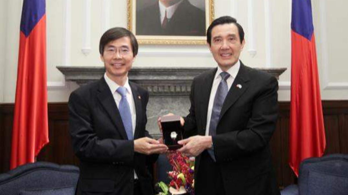 南韓國會議員、「韓台議員親善協會」成員的趙慶泰(左),曾在2013年訪問台灣。(圖/翻攝自總統府)