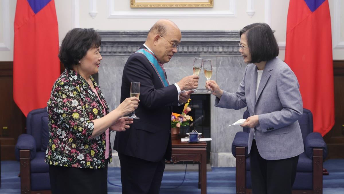 總統蔡英文授勳行政院前院長蘇貞昌。(圖/總統府提供)