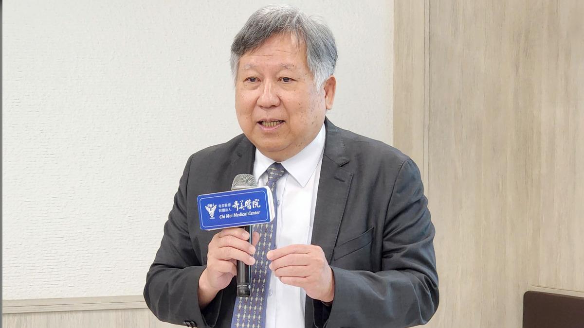台灣基督長老教會新樓醫療財團法人台南新樓醫院院長劉啓擧上台致詞。　（圖／奇美醫院提供）
