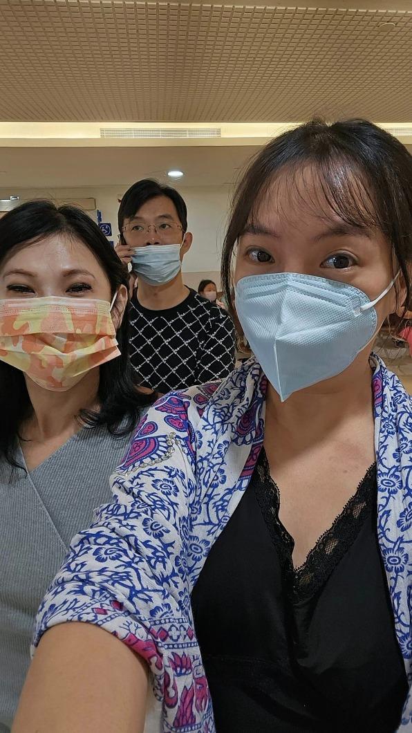 陳宥心（右）今下午在輔大醫院開刀。（圖／翻攝自陳宥心臉書）