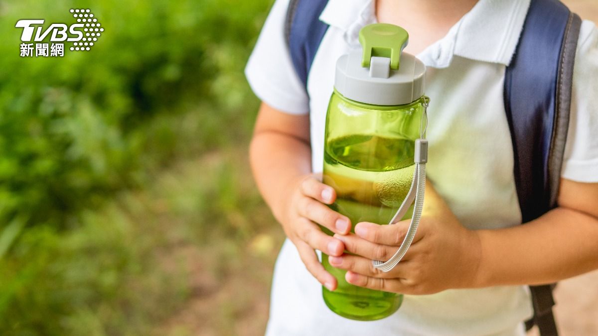 買水壺給兒子!妻一看大怒「堅持台灣製」 家長:這國能避就避