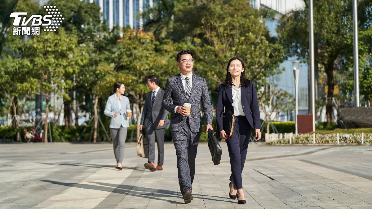 職場被稱姐淚崩！她好奇「幾歲才行」　過來人曝1說法：嘴超甜
