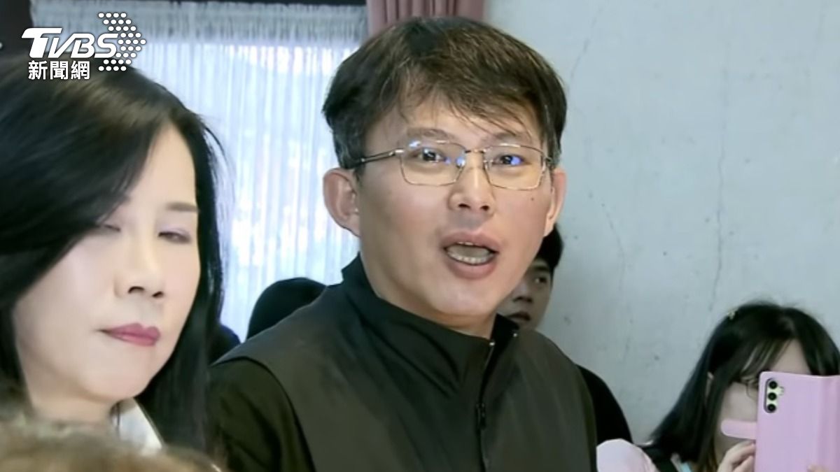 黃國昌驚遭賞巴掌。（圖／TVBS）