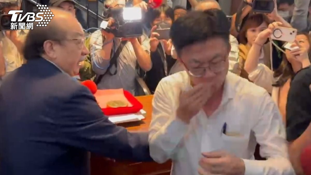 郭國文下意識有擦一次黃國昌噴在臉上的口水。(圖/TVBS)
