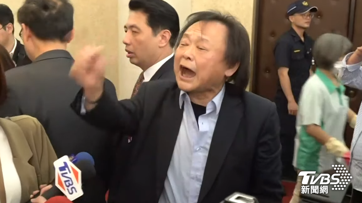 快訊／王世堅「重摔倒地」！國會衝突亂鬥　怒吼陳玉珍：不要臉