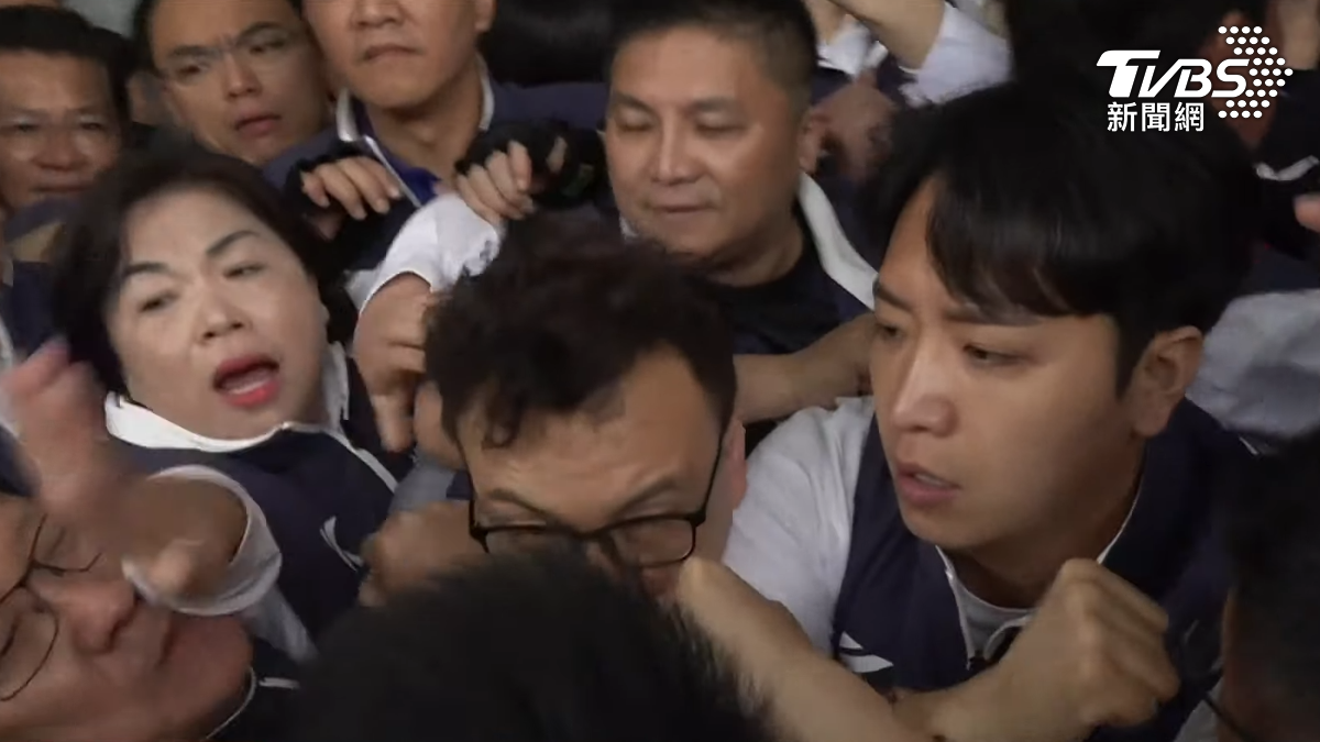 國會還沒開始,門口已爆推擠,藍綠白誰也不讓誰。(圖/TVBS)