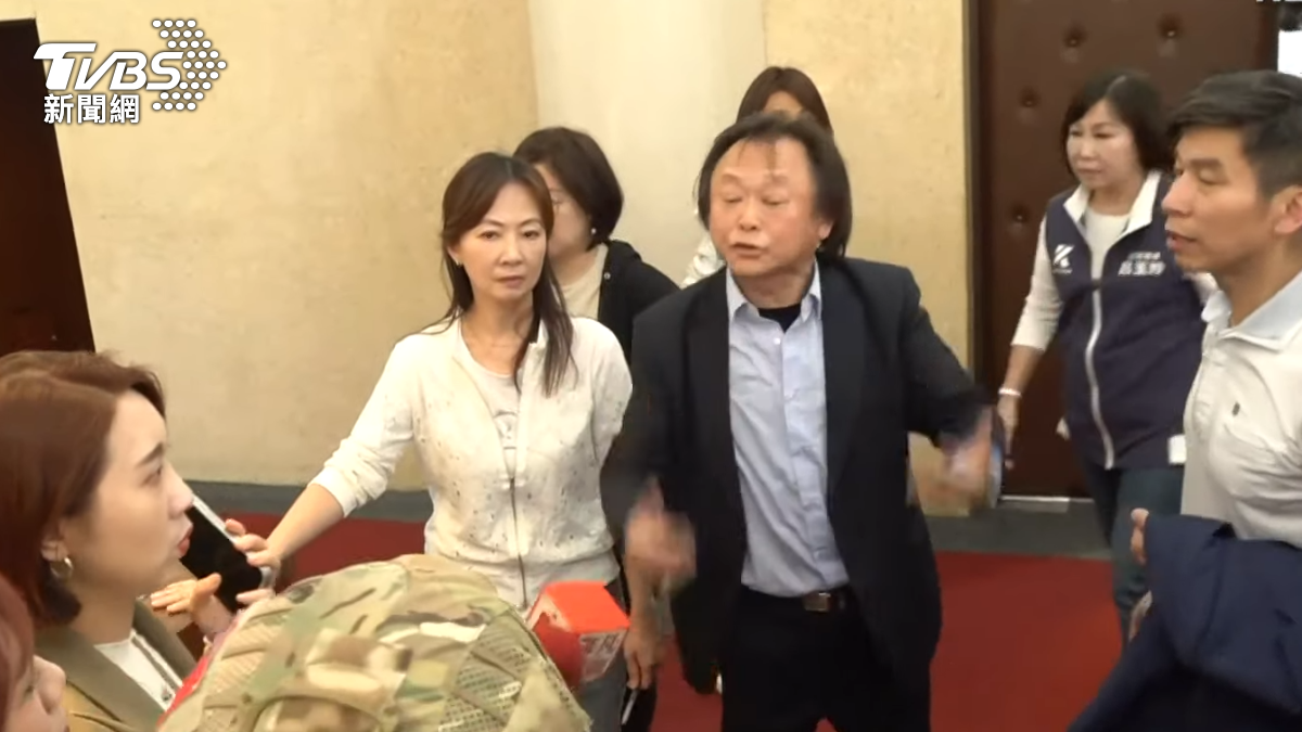 王世堅情緒激動。(圖/TVBS)