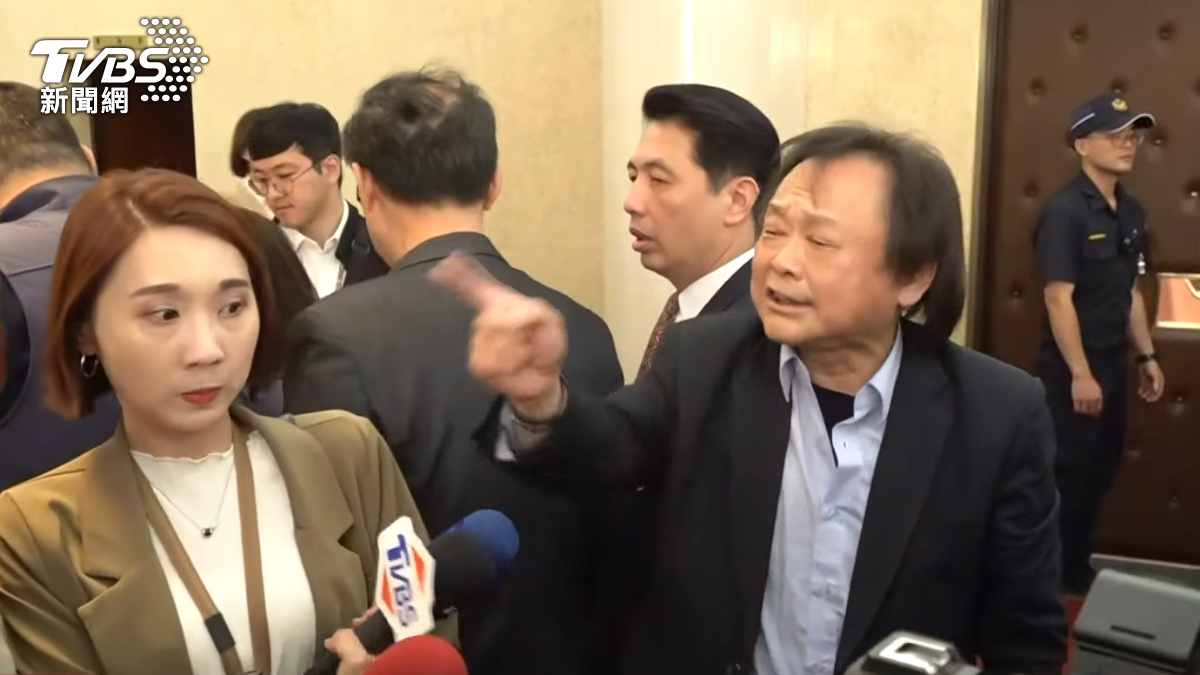 王世堅手不斷狂指,氣到手出現晃影。(圖/TVBS)