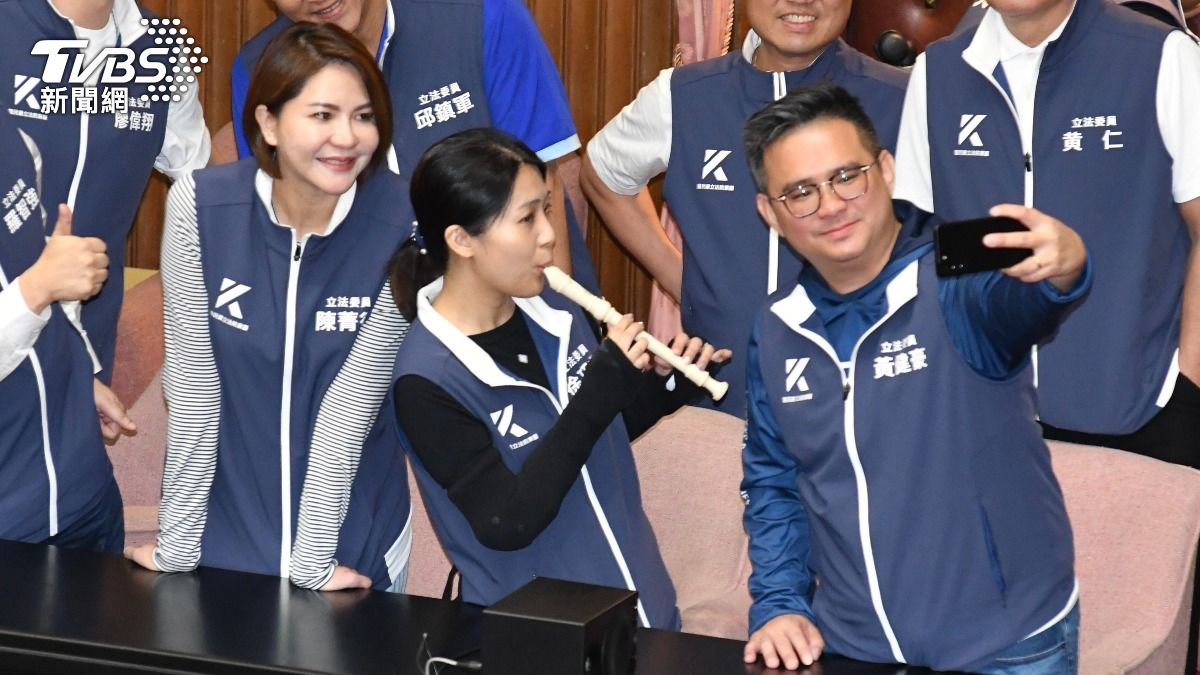 主席台遭佔！藍綠火爆開嗆　徐巧芯「拿笛子奏國歌」現場突冷了