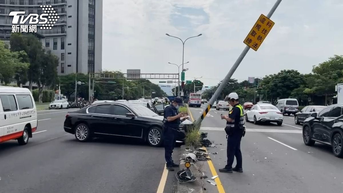 快訊／轎車自撞北投電線桿！後車剎車不及追撞　電桿當場歪斜