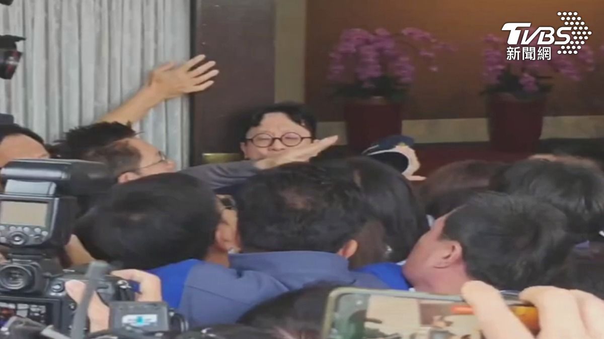 立院衝突最衰是他!王美惠怒奪帽「狂打警察頭」:警幫國民黨