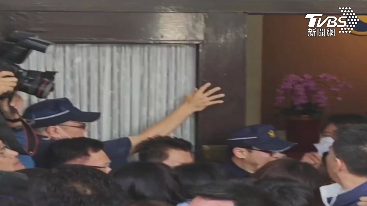 警察的帽子此時還在頭上。（圖／TVBS）