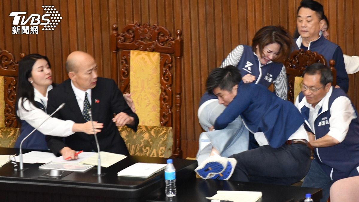 表決大戰爆激烈衝突 藍委主席台「保位戰」輪流下台折返跑投票