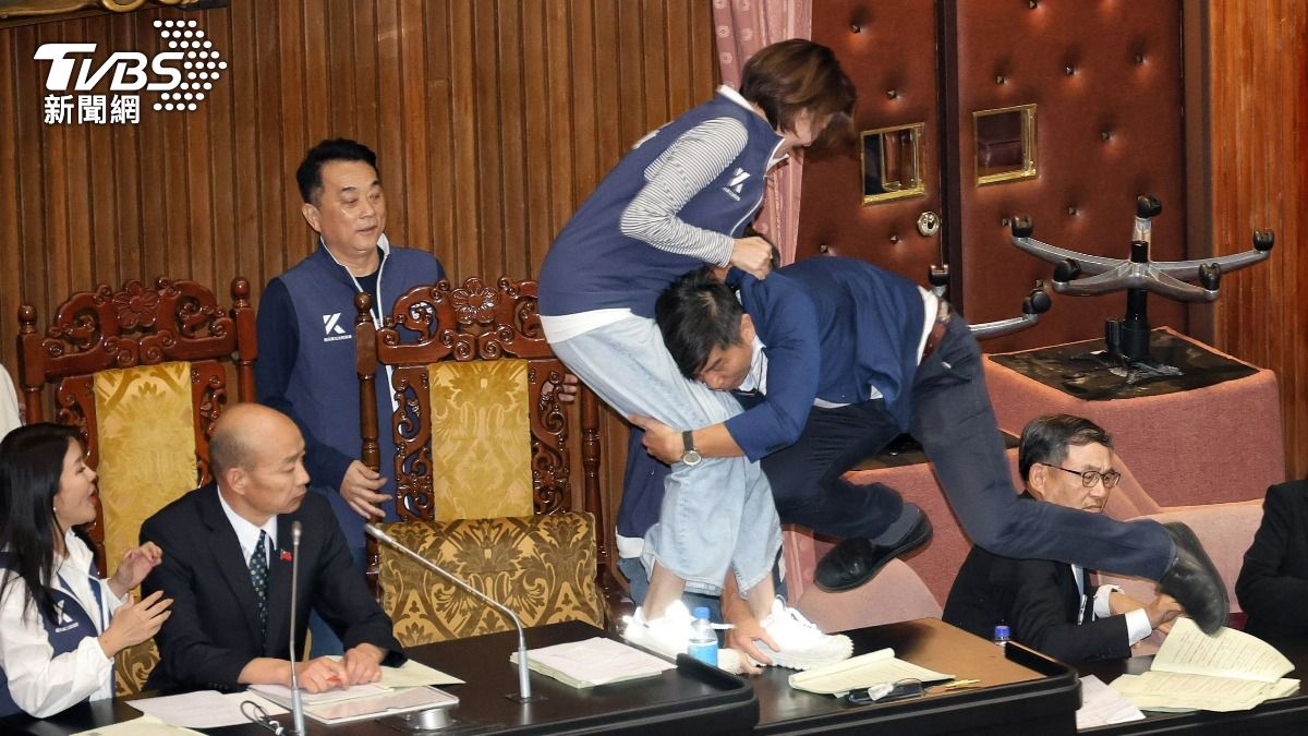 撲倒女藍委!鍾佳濱道歉稱「滑倒」 陳菁徽怒:我活該遭襲臀?