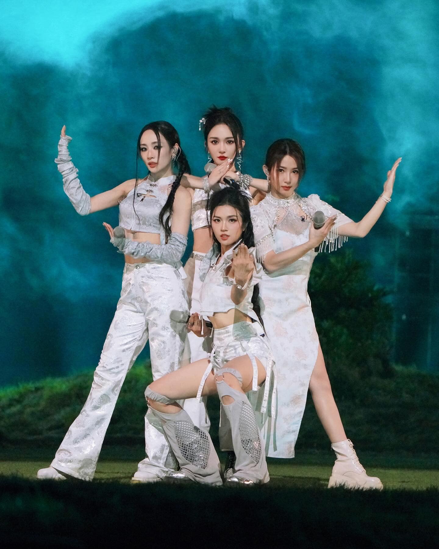 郭書瑤與鄭妮可(左一)、孫夏鈴(下)、靳夢佳(中)帶來精彩表演。(圖/翻攝自郭書瑤臉書)
