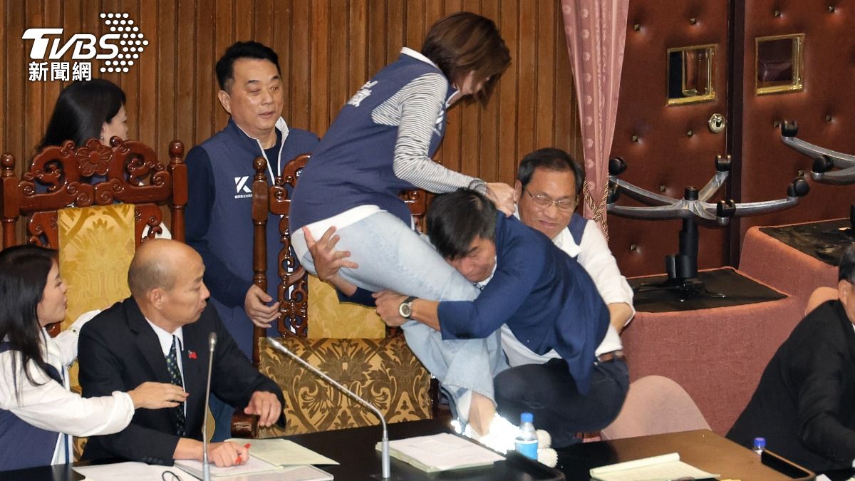 陳菁徽表示自己嚴厲譴責噁男飛撲女性委員的行徑。（圖／TVBS）