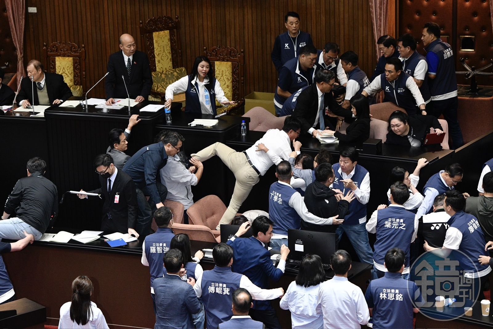 立法院爆發激烈衝突，郭國文衝上主席台。（圖／鏡週刊）