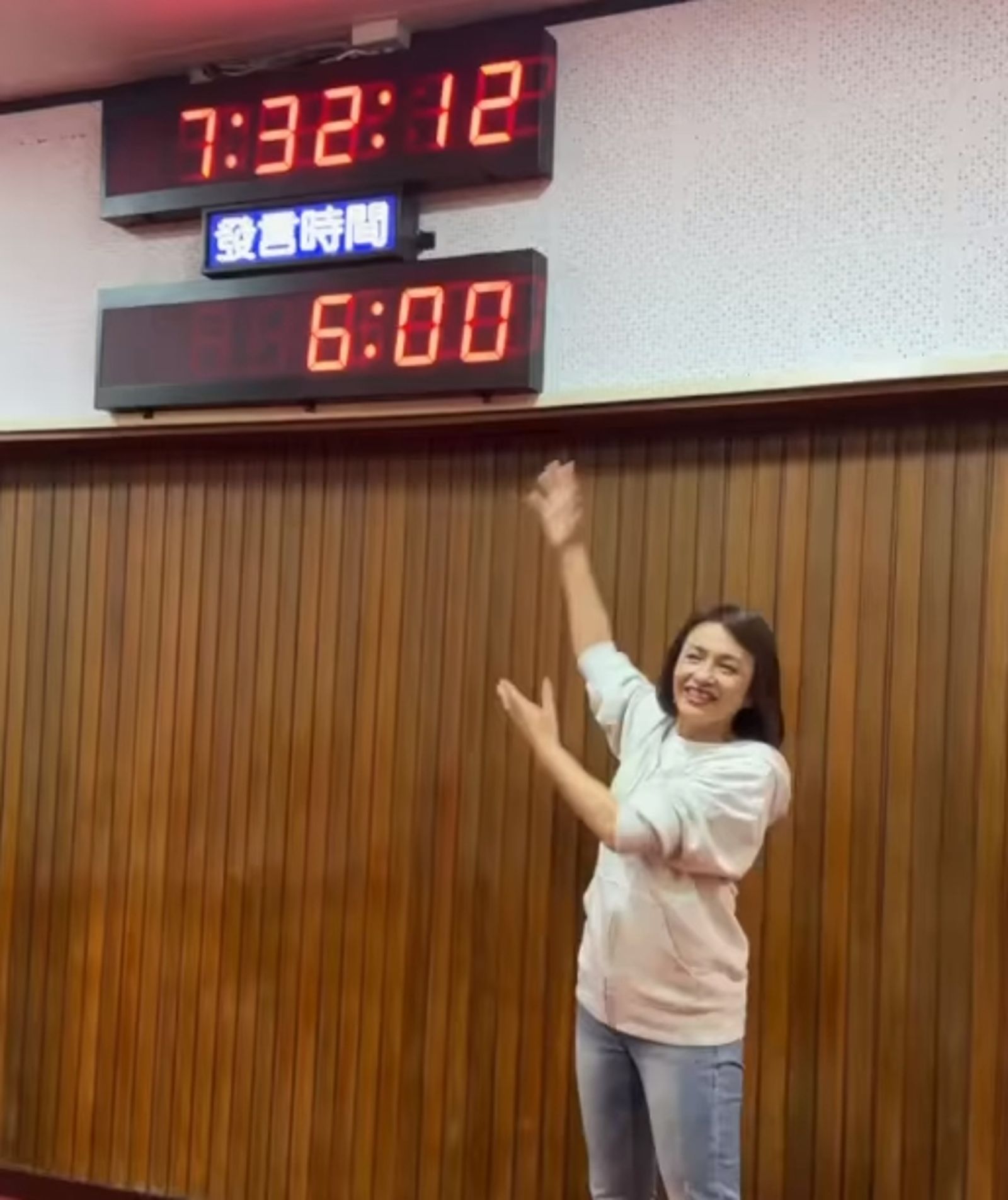 邱議瑩對陳玉珍的指控哭笑不得，特地拍影片給大家看陳口中的「議場計時器」。（圖／翻攝自邱議瑩臉書）