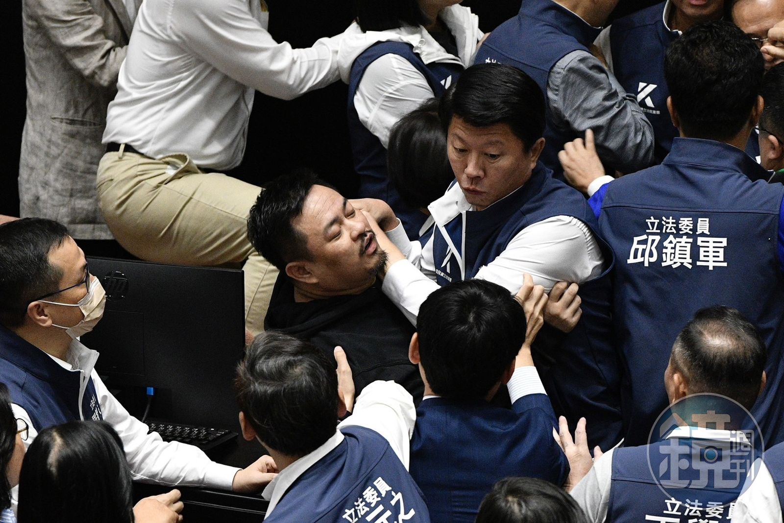 場面不斷失控，立委激烈扭打成一團。（圖／鏡週刊）