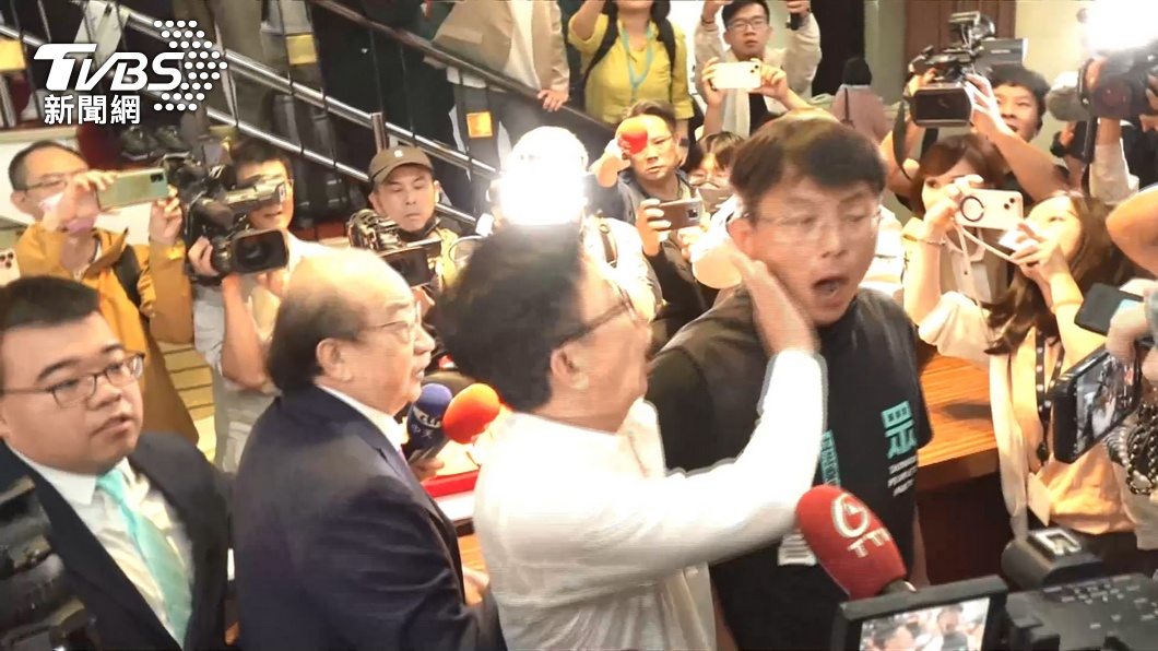 黃國昌口水狂噴,郭國文出手反擊。(圖/TVBS資料畫面)
